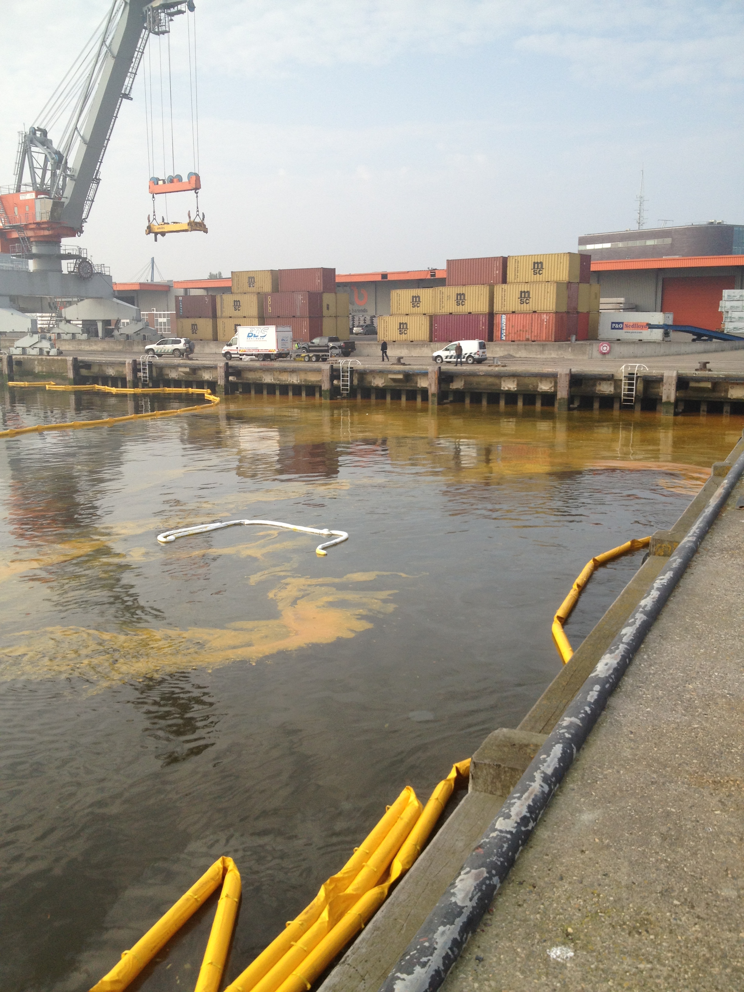 Oil spill cleanup Bos Marine Services BV
